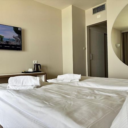 Hotel Aquila D'Oro Desenzano Desenzano del Garda Buitenkant foto