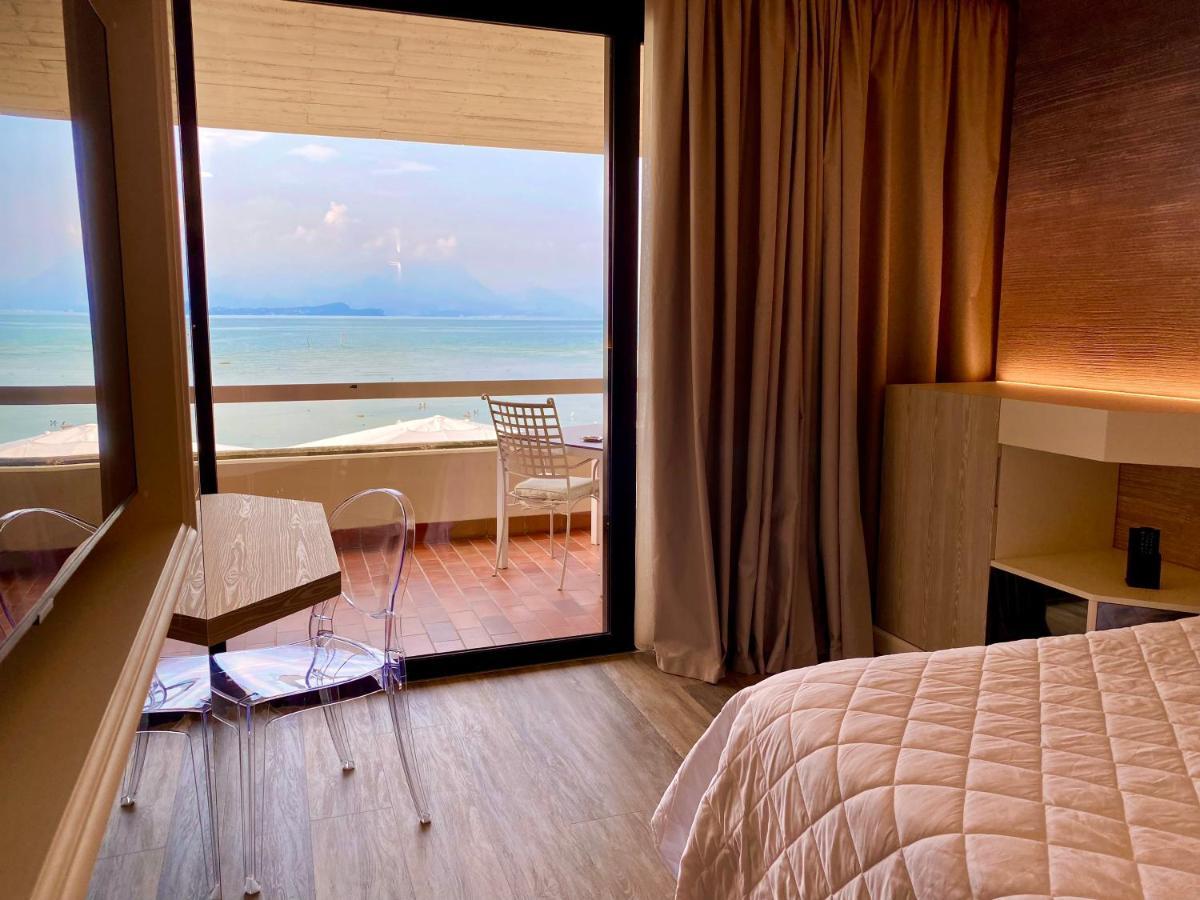 Hotel Aquila D'Oro Desenzano Desenzano del Garda Buitenkant foto