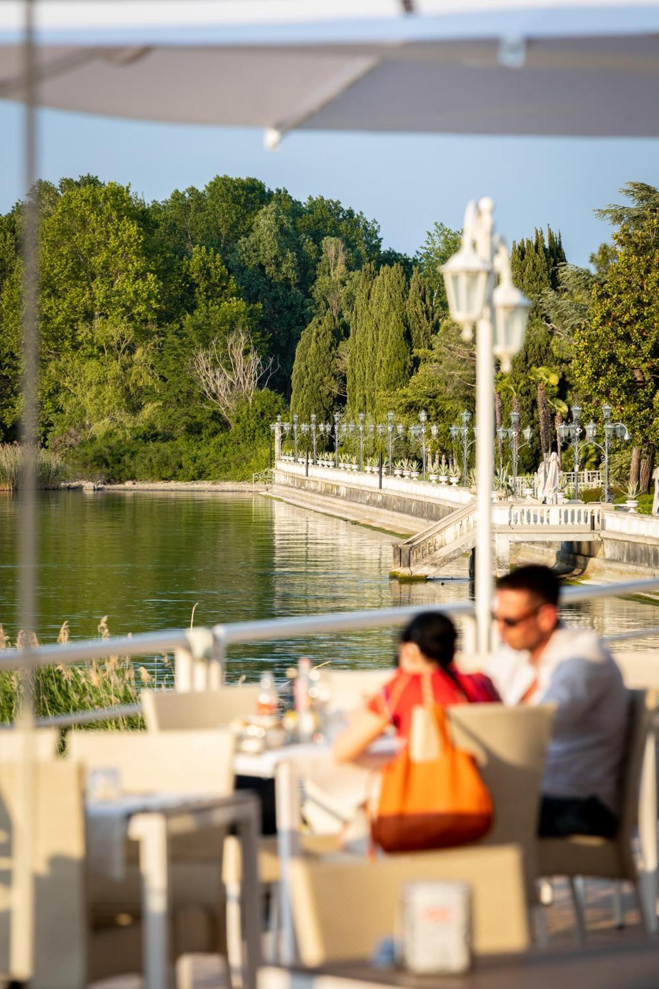 Hotel Aquila D'Oro Desenzano Desenzano del Garda Buitenkant foto