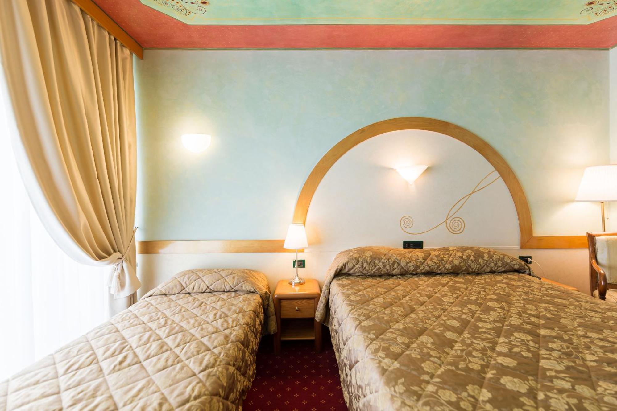 Hotel Aquila D'Oro Desenzano Desenzano del Garda Kamer foto