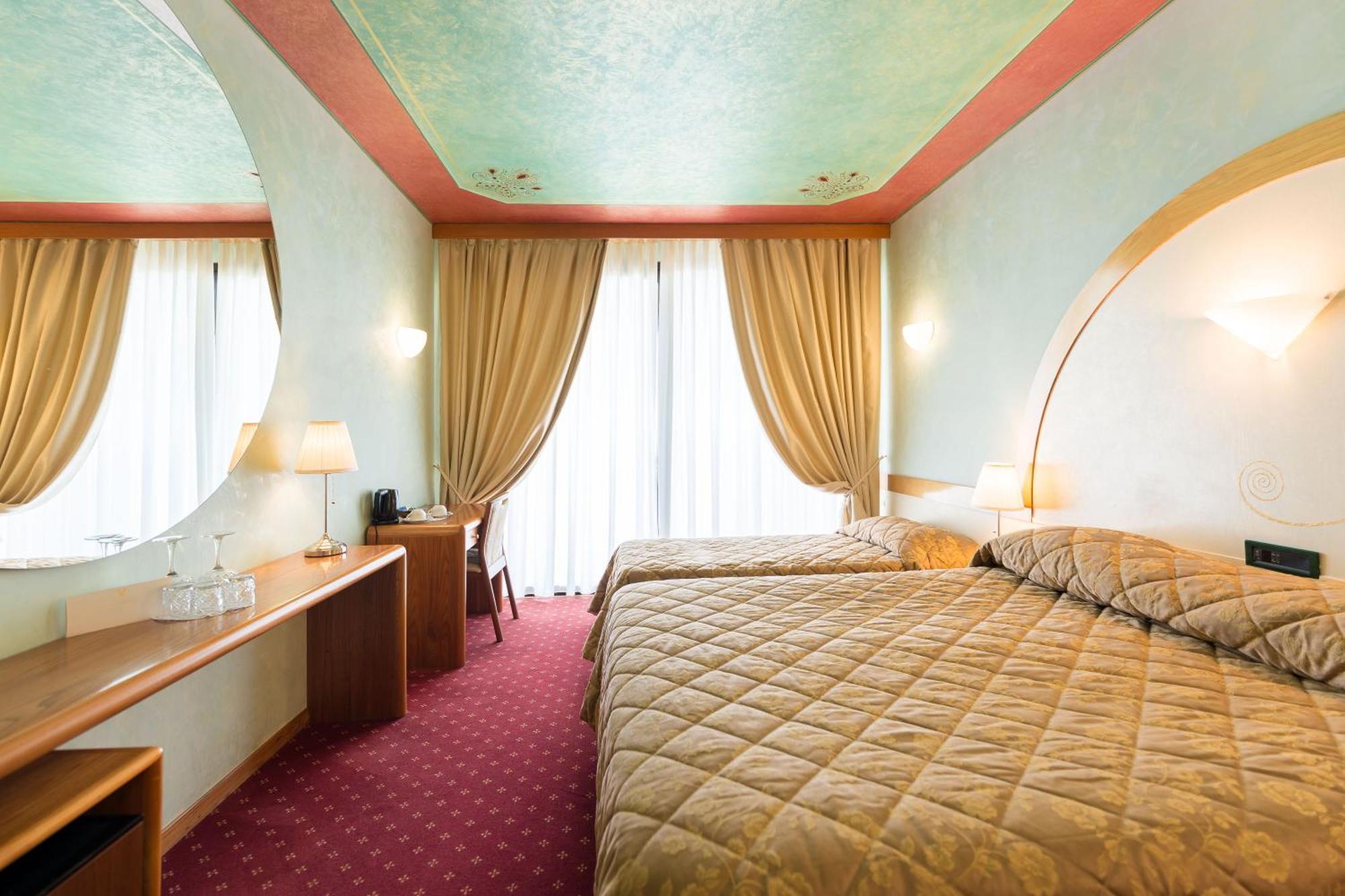 Hotel Aquila D'Oro Desenzano Desenzano del Garda Kamer foto