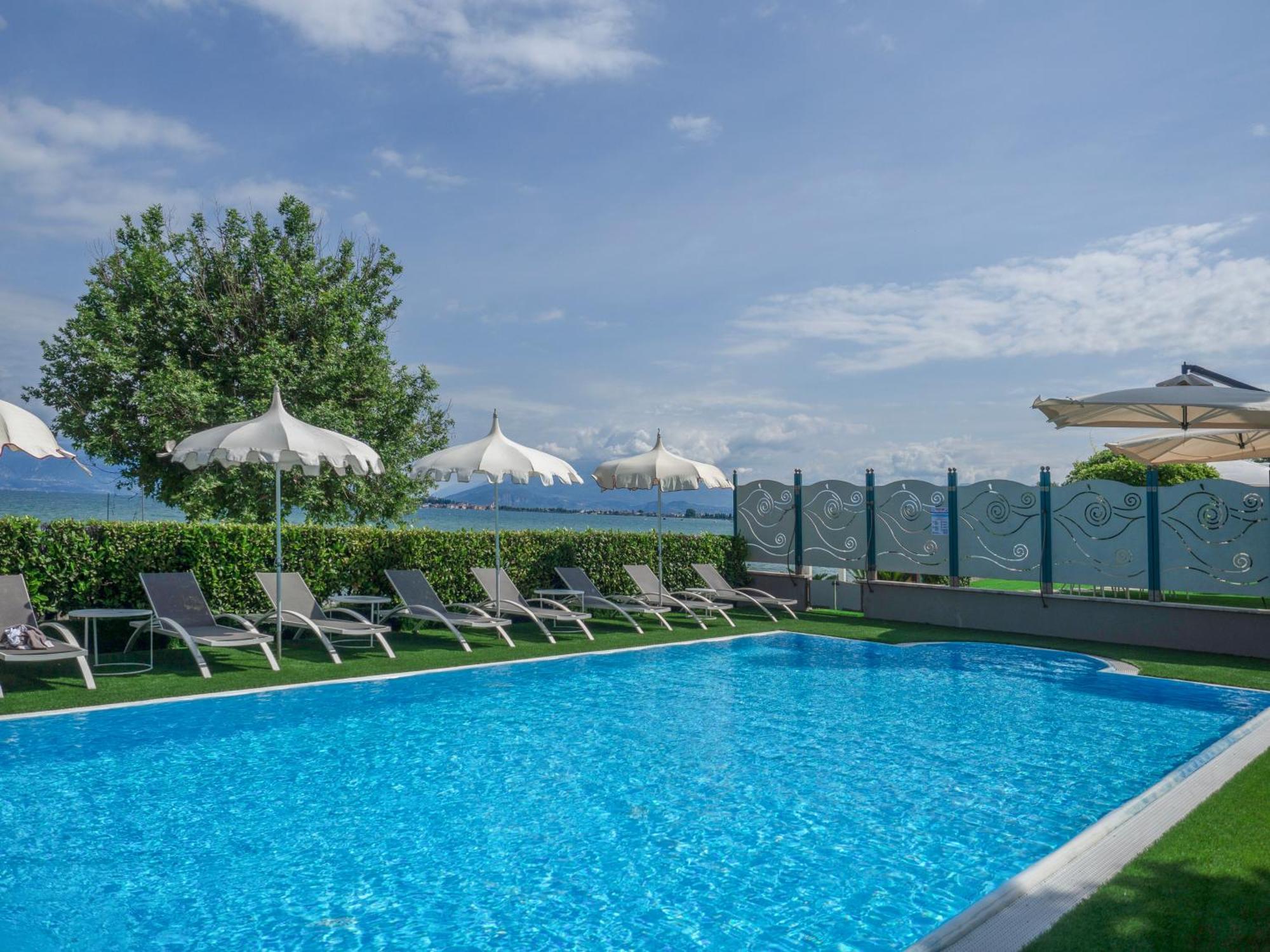 Hotel Aquila D'Oro Desenzano Desenzano del Garda Buitenkant foto
