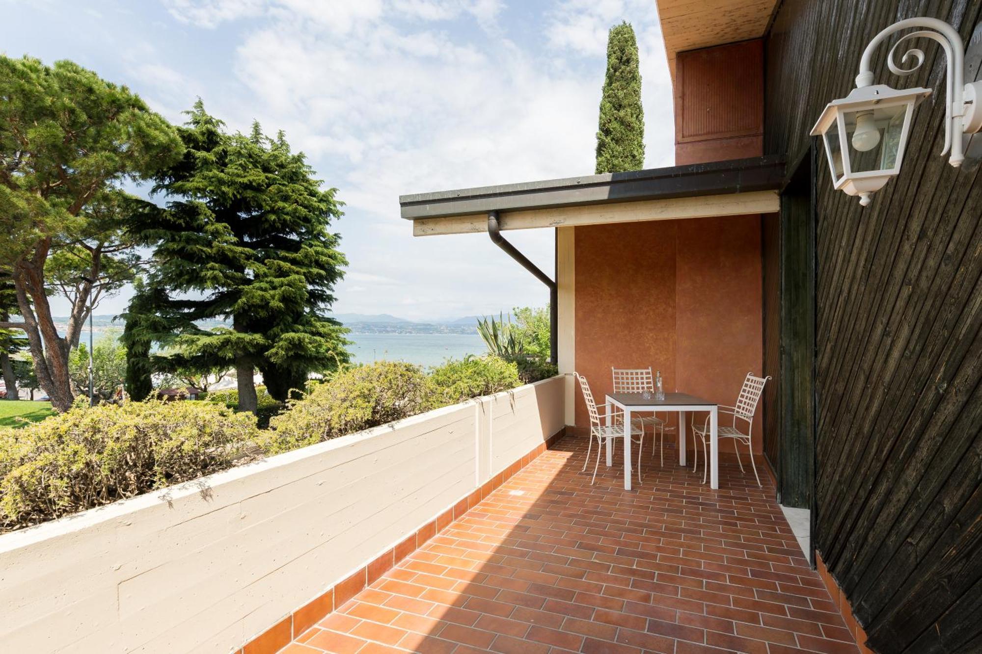 Hotel Aquila D'Oro Desenzano Desenzano del Garda Buitenkant foto