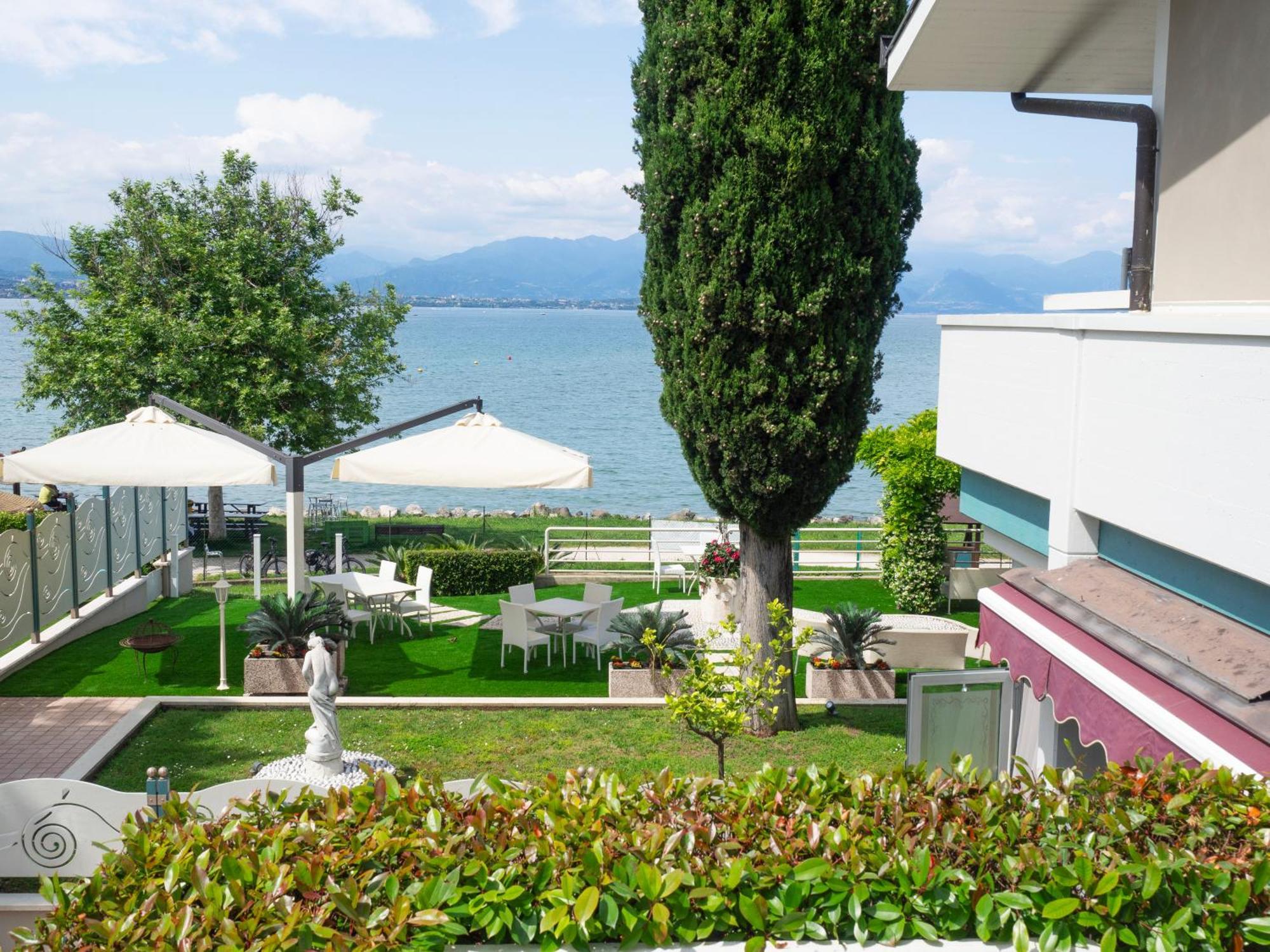 Hotel Aquila D'Oro Desenzano Desenzano del Garda Buitenkant foto