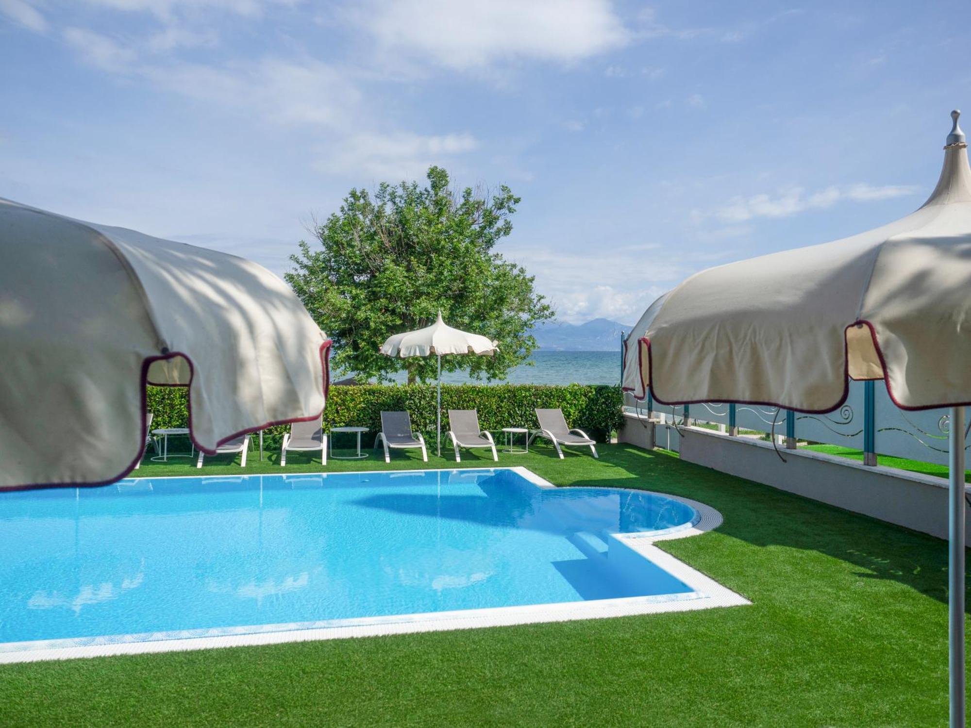 Hotel Aquila D'Oro Desenzano Desenzano del Garda Buitenkant foto