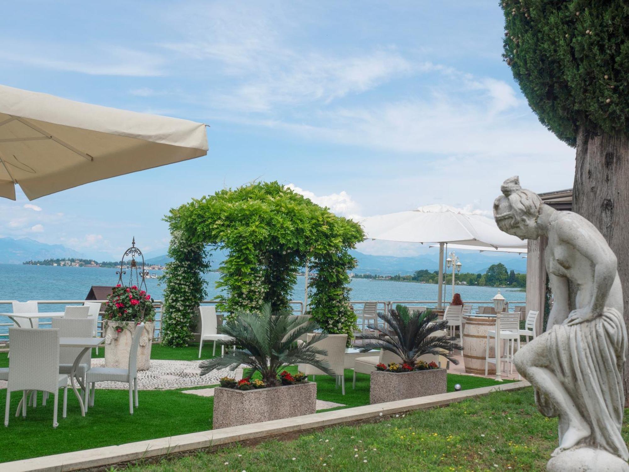 Hotel Aquila D'Oro Desenzano Desenzano del Garda Buitenkant foto