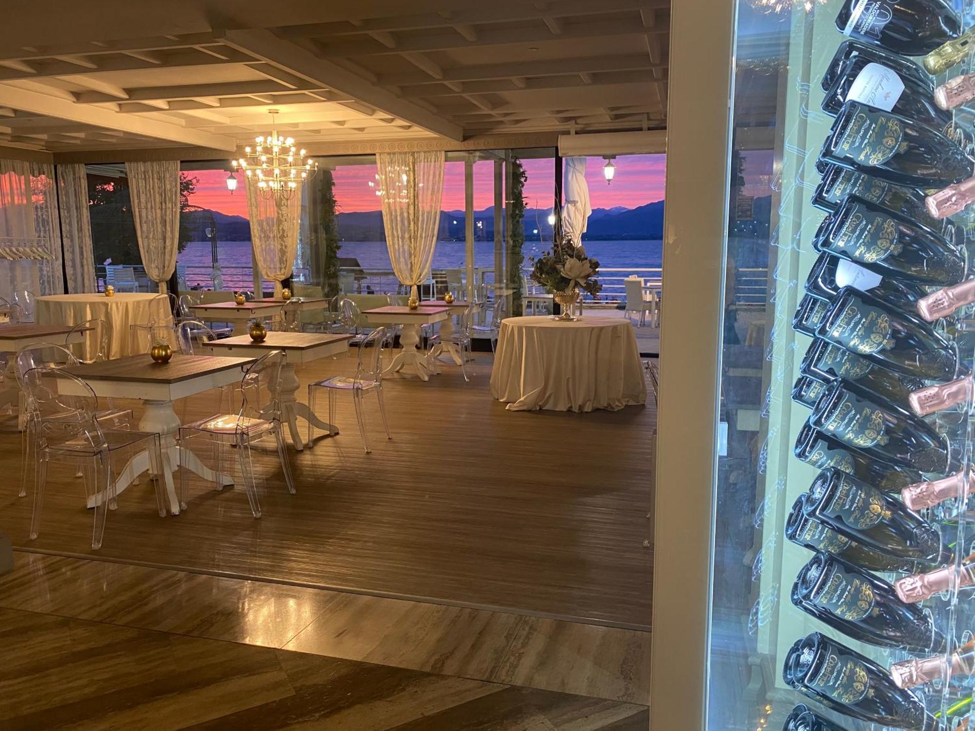 Hotel Aquila D'Oro Desenzano Desenzano del Garda Buitenkant foto