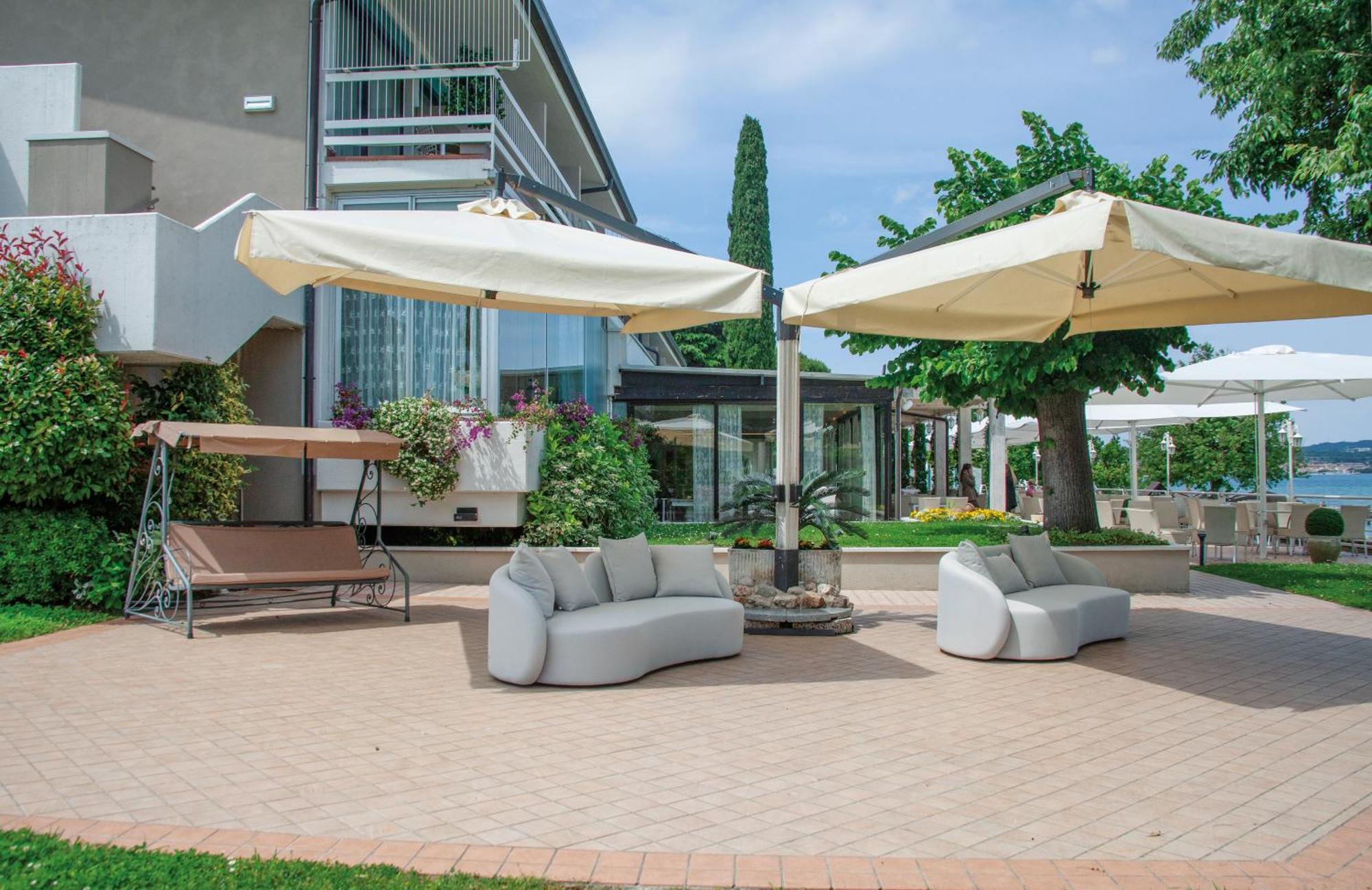 Hotel Aquila D'Oro Desenzano Desenzano del Garda Buitenkant foto