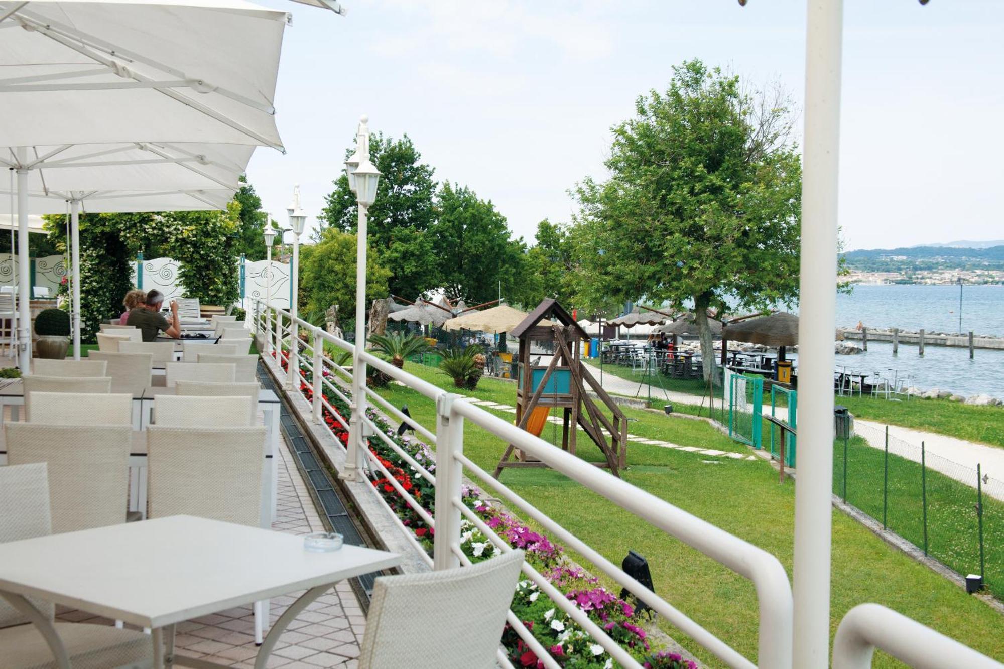 Hotel Aquila D'Oro Desenzano Desenzano del Garda Buitenkant foto