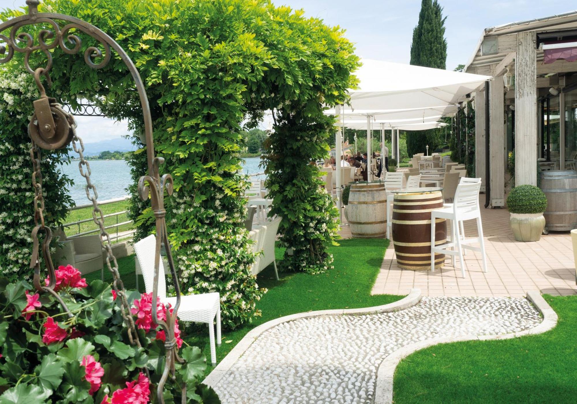 Hotel Aquila D'Oro Desenzano Desenzano del Garda Buitenkant foto