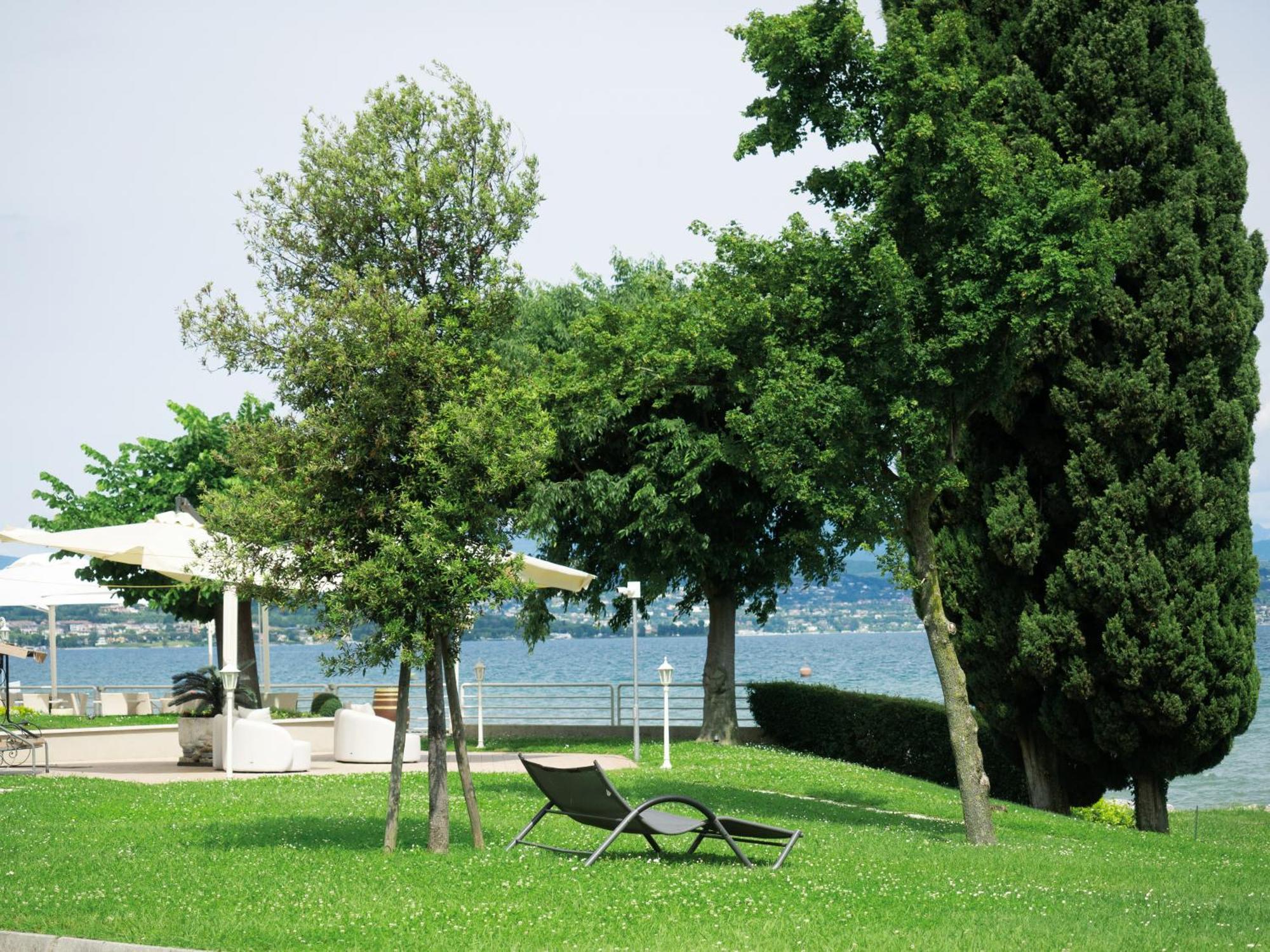 Hotel Aquila D'Oro Desenzano Desenzano del Garda Buitenkant foto