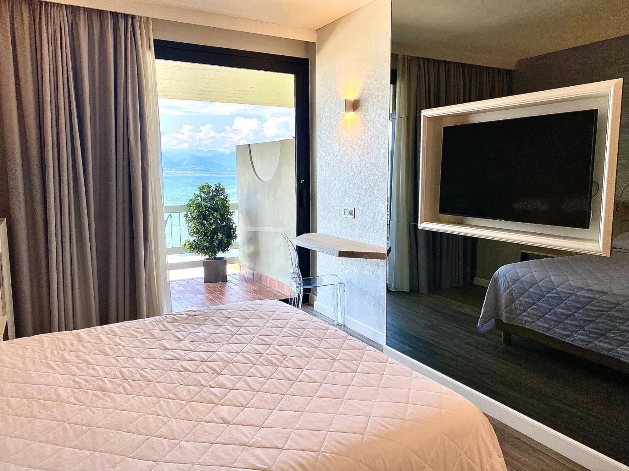 Hotel Aquila D'Oro Desenzano Desenzano del Garda Buitenkant foto