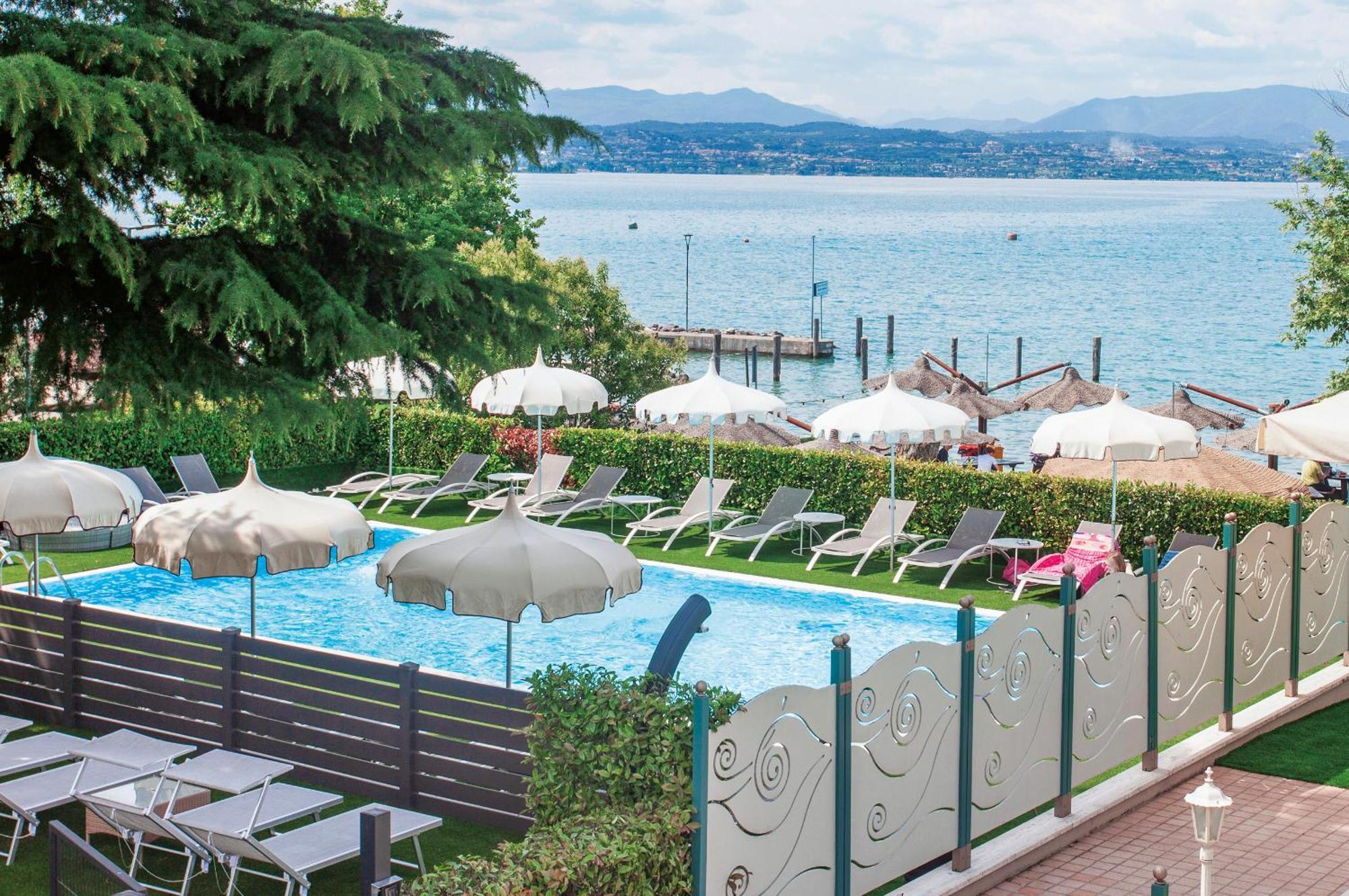 Hotel Aquila D'Oro Desenzano Desenzano del Garda Buitenkant foto