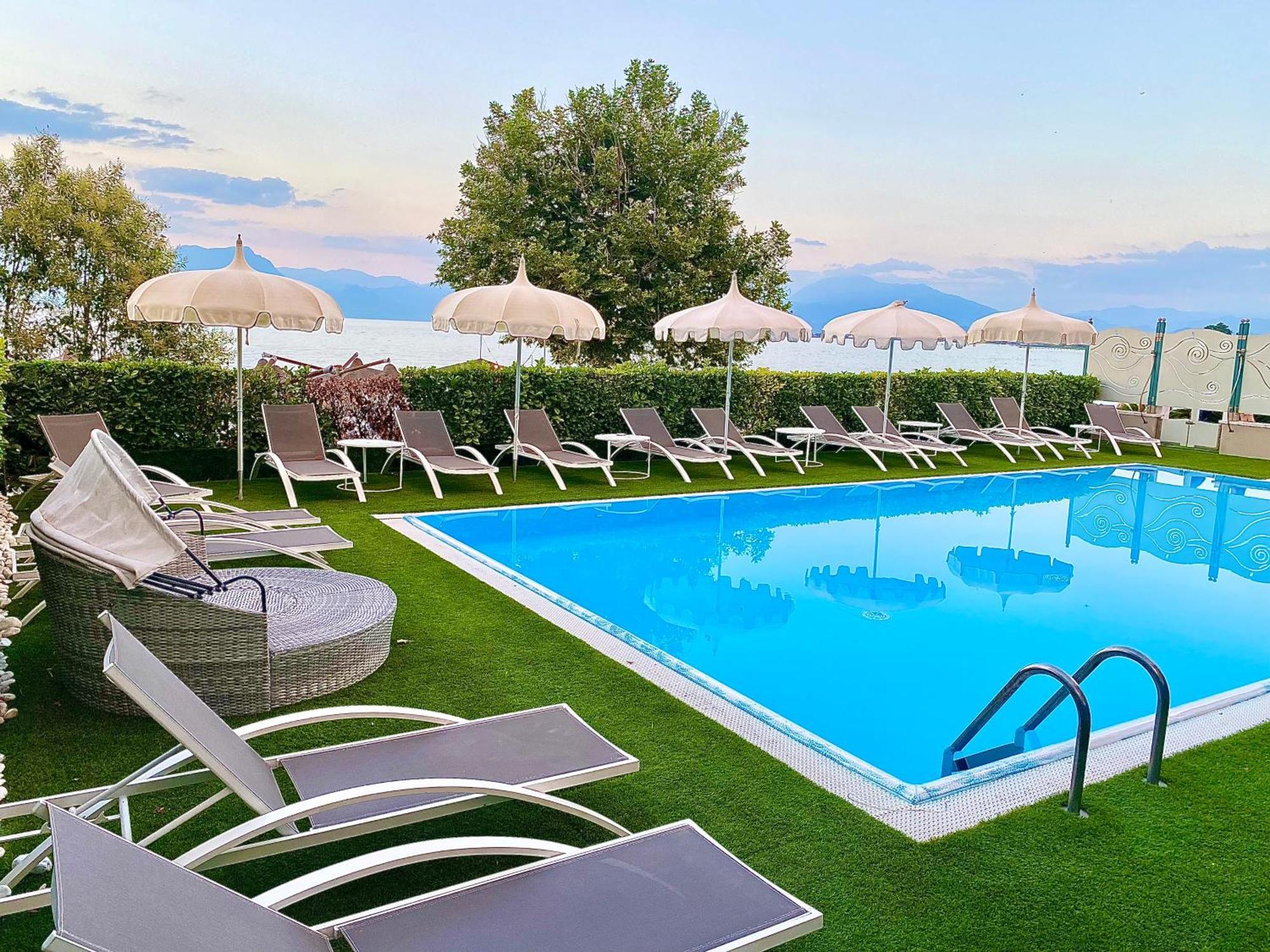 Hotel Aquila D'Oro Desenzano Desenzano del Garda Buitenkant foto