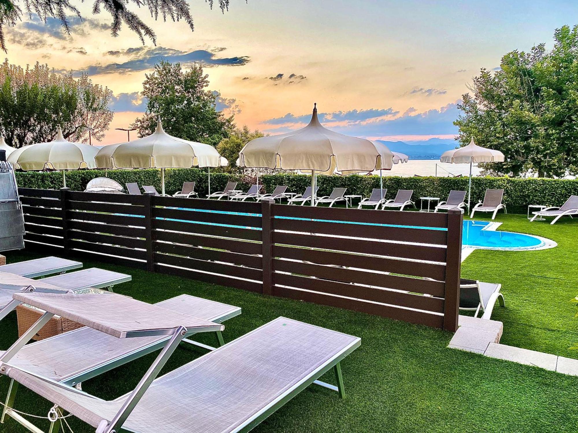 Hotel Aquila D'Oro Desenzano Desenzano del Garda Buitenkant foto