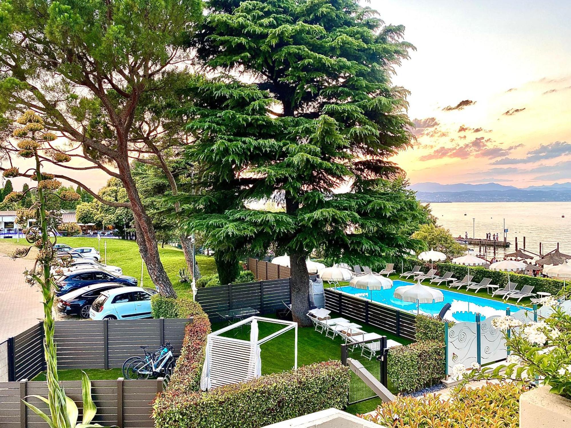 Hotel Aquila D'Oro Desenzano Desenzano del Garda Buitenkant foto