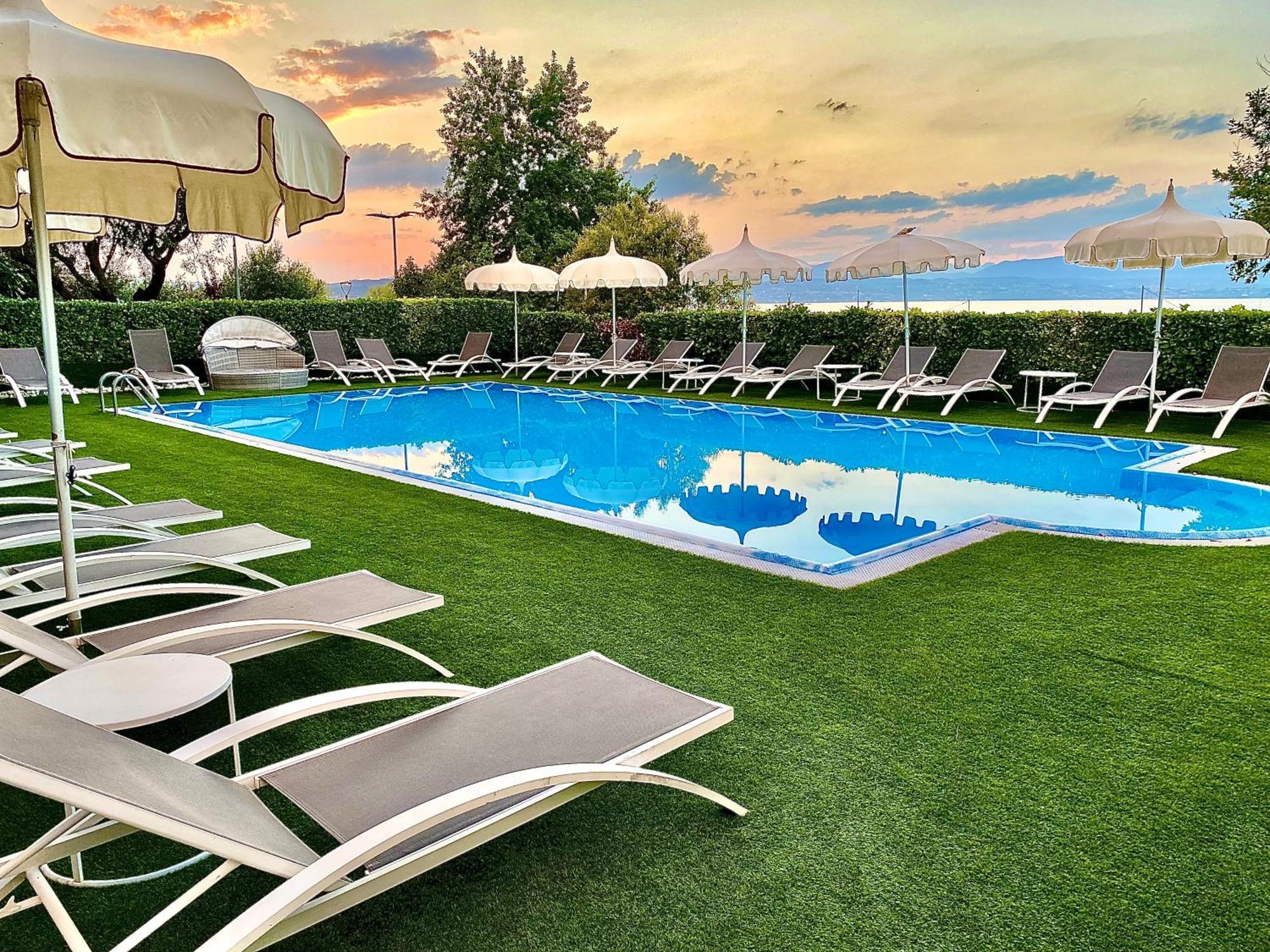 Hotel Aquila D'Oro Desenzano Desenzano del Garda Buitenkant foto