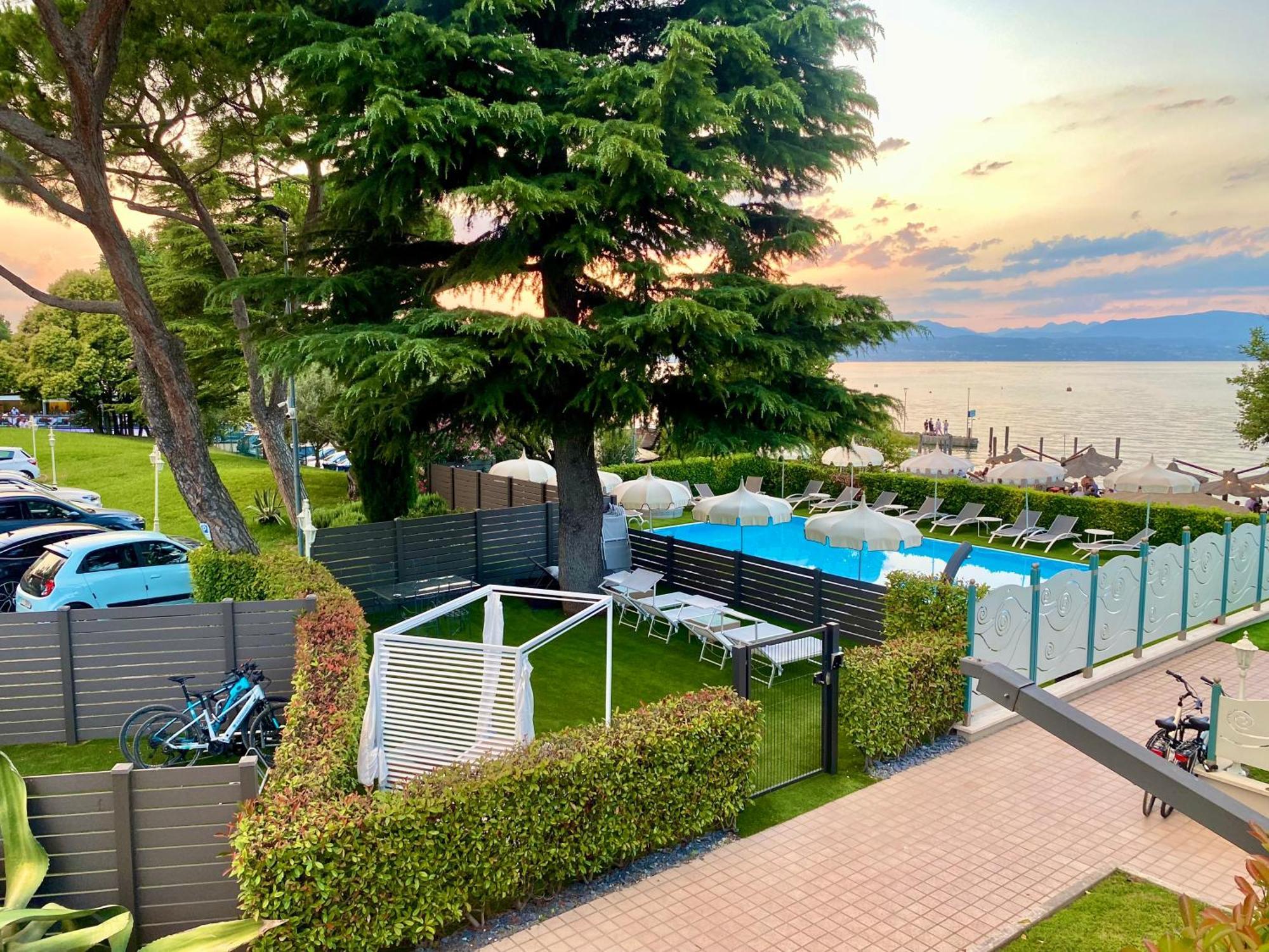 Hotel Aquila D'Oro Desenzano Desenzano del Garda Buitenkant foto