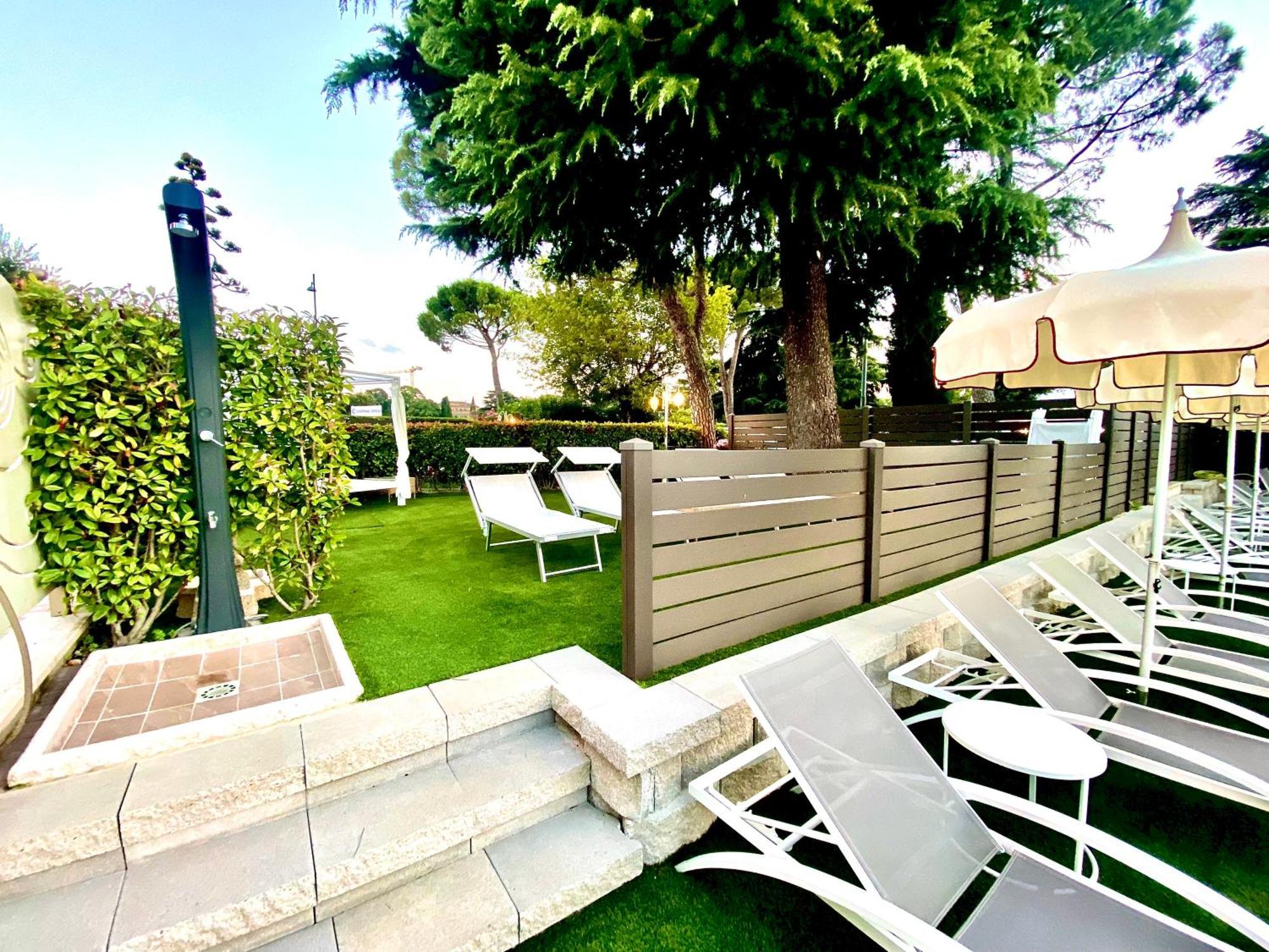 Hotel Aquila D'Oro Desenzano Desenzano del Garda Buitenkant foto