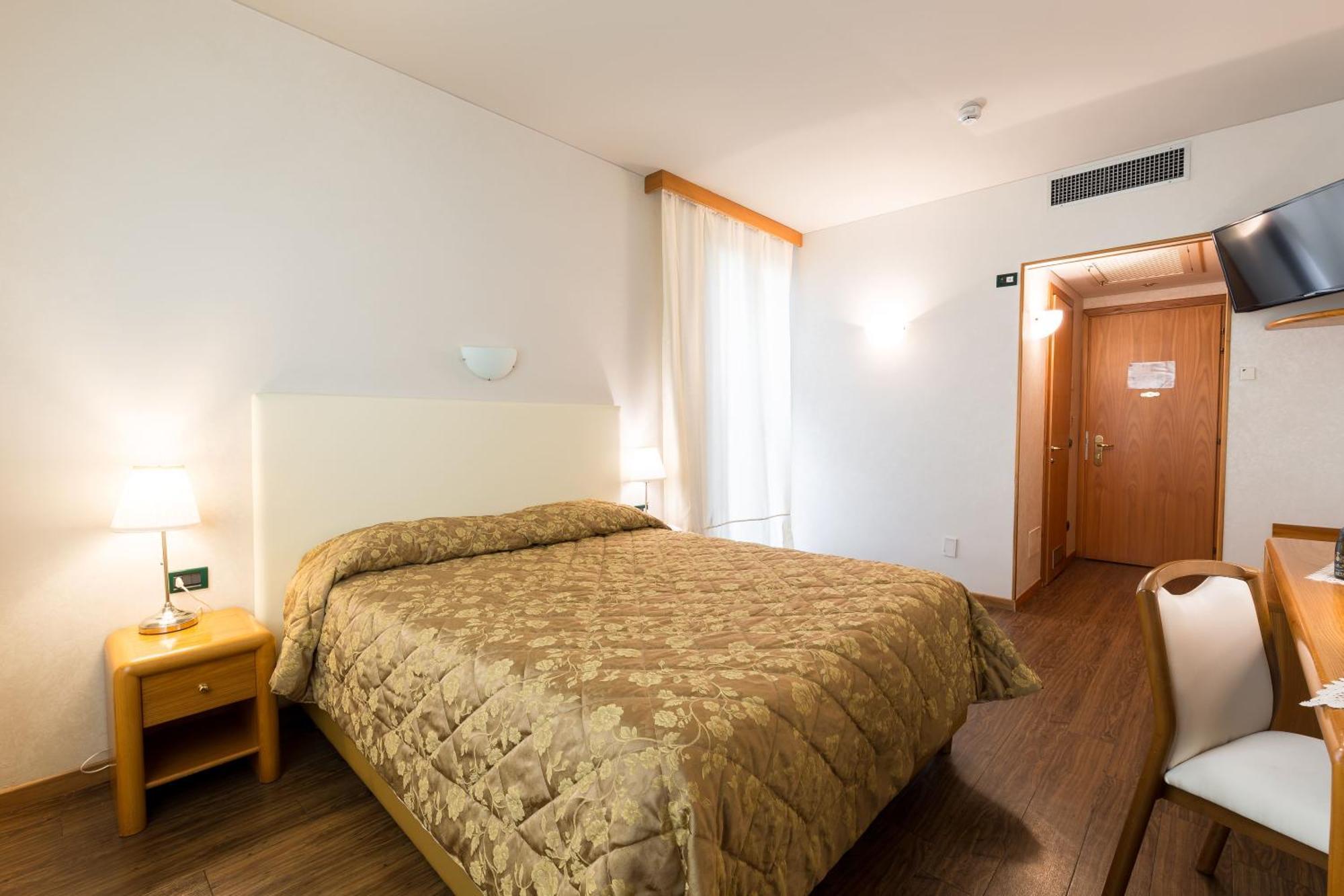 Hotel Aquila D'Oro Desenzano Desenzano del Garda Buitenkant foto