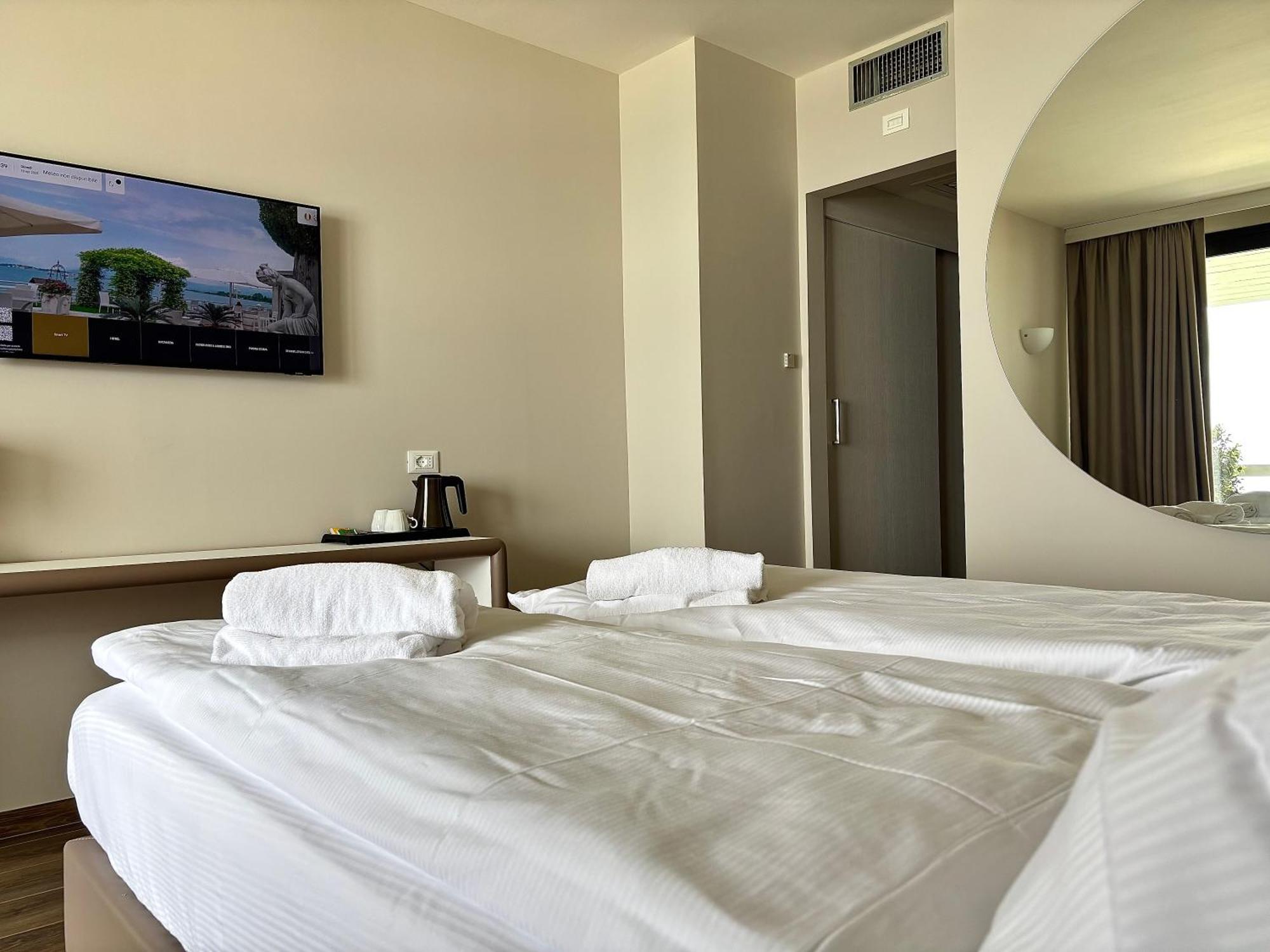 Hotel Aquila D'Oro Desenzano Desenzano del Garda Buitenkant foto