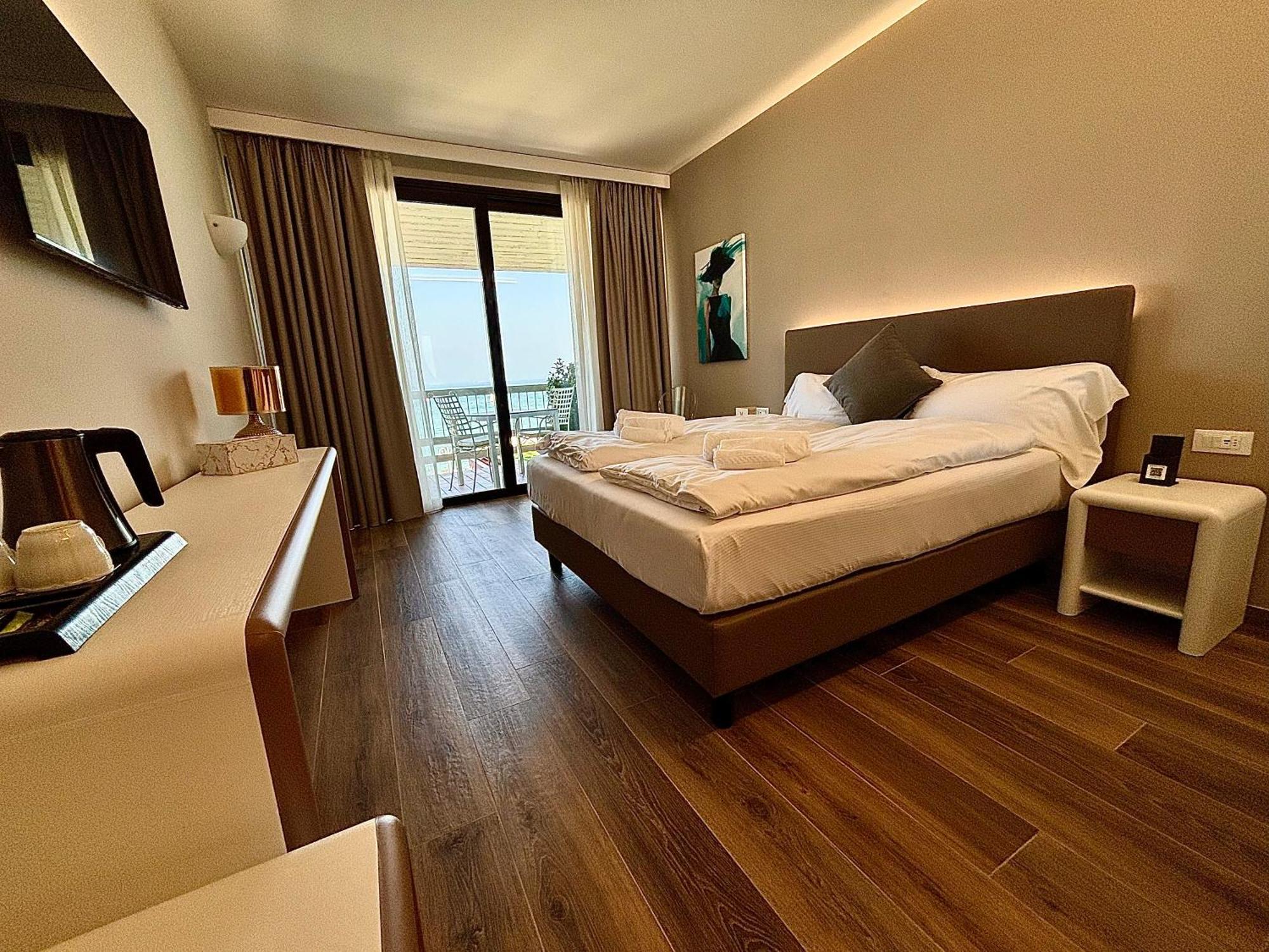 Hotel Aquila D'Oro Desenzano Desenzano del Garda Buitenkant foto