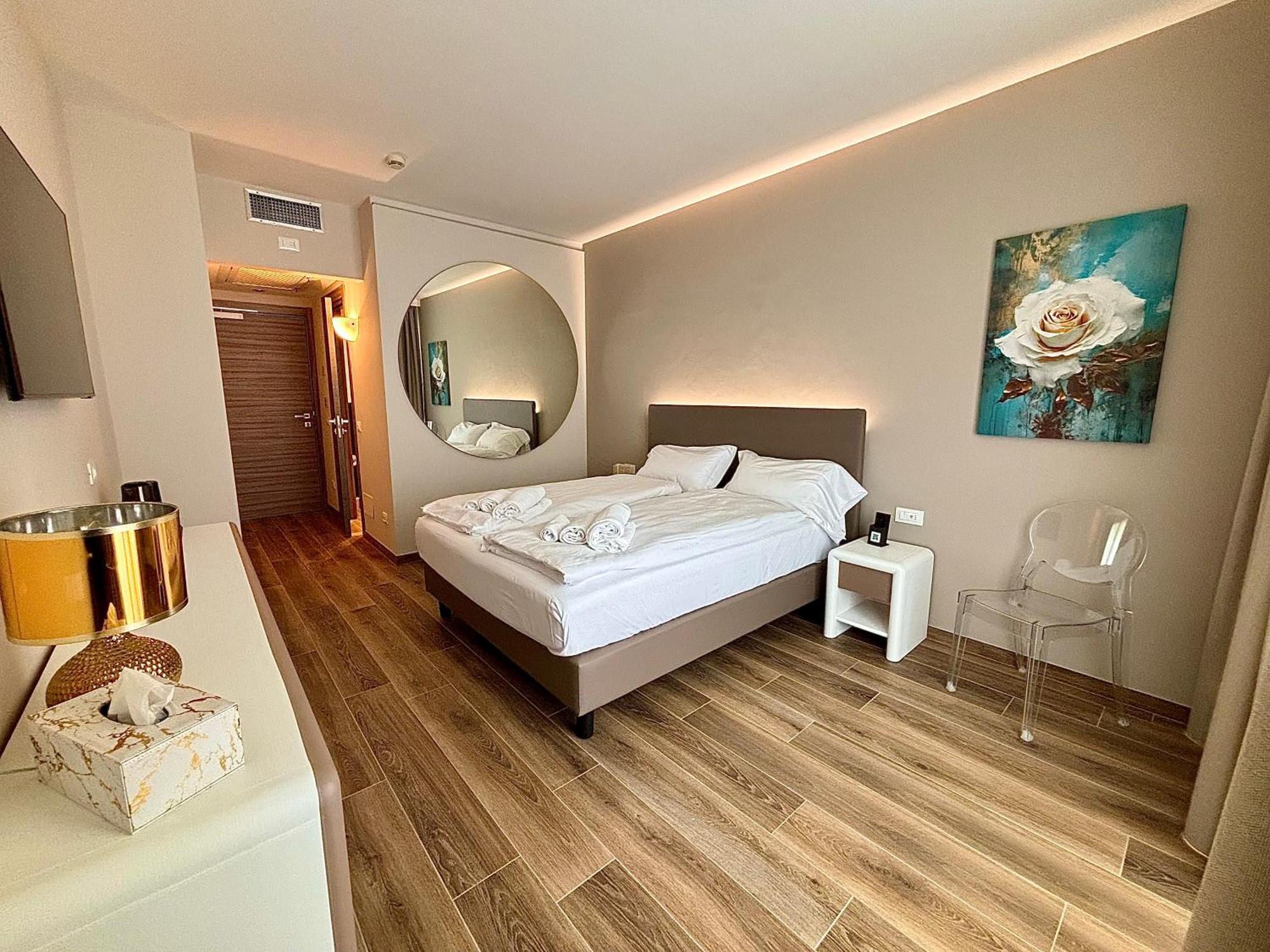 Hotel Aquila D'Oro Desenzano Desenzano del Garda Buitenkant foto